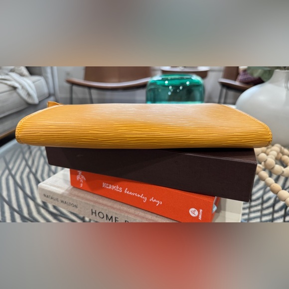 ⭐️SALE⭐️LOUIS VUITTON Epi Leather Pochette. Excellent condition in Yellow. - Picture 4 of 10